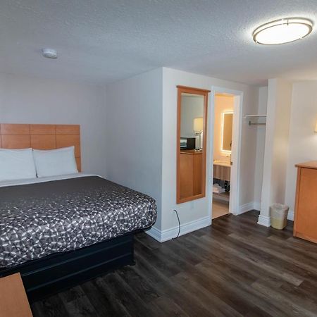 Borden Inn And Suites Angus エクステリア 写真